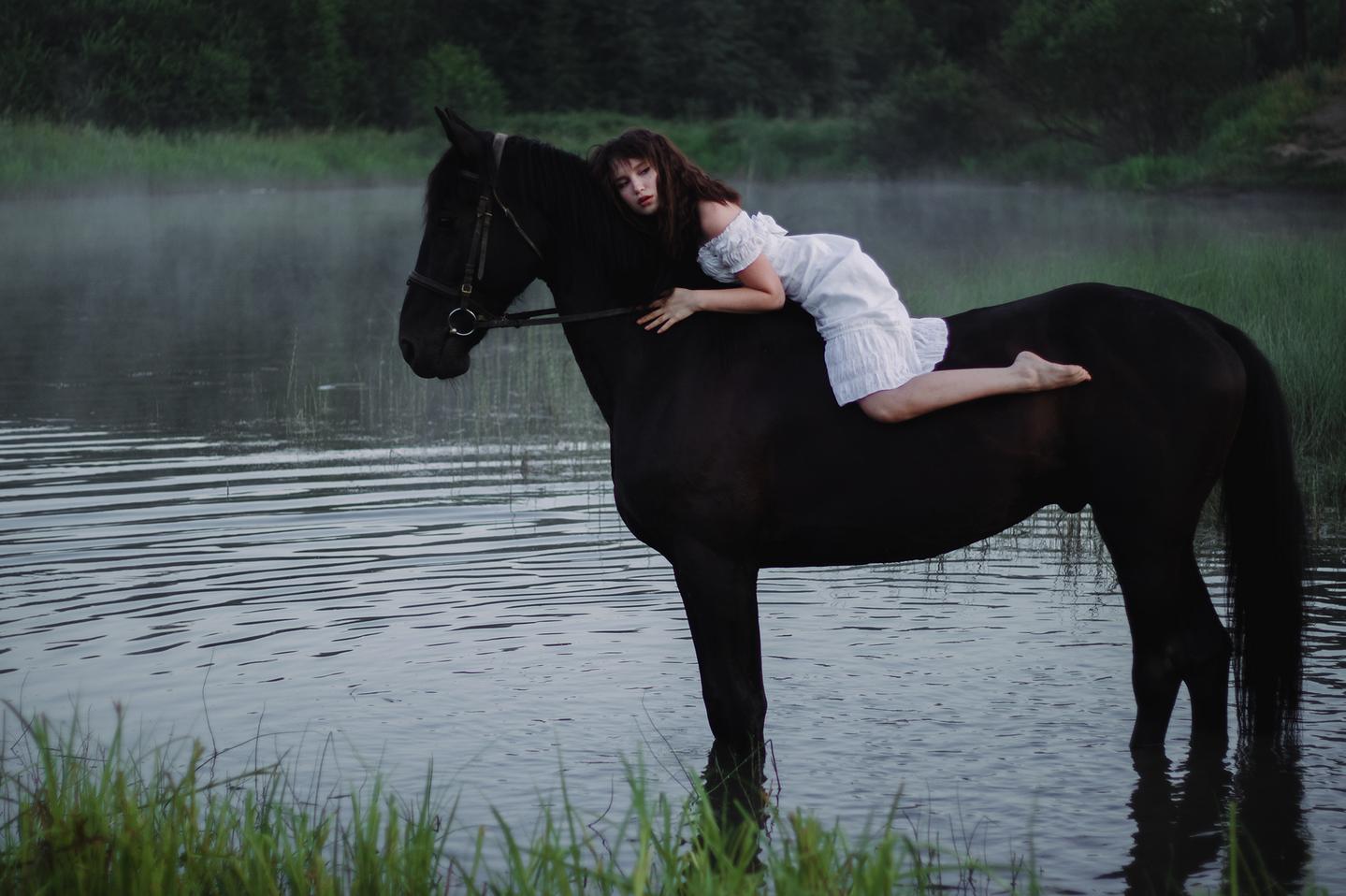 Фотосессия в воде на коне